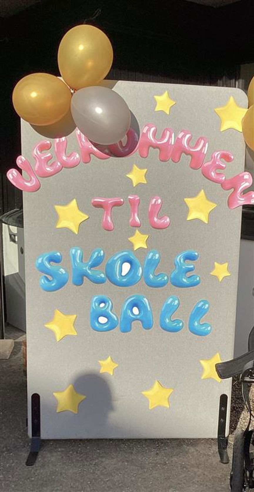 en ballong festet til et skilt