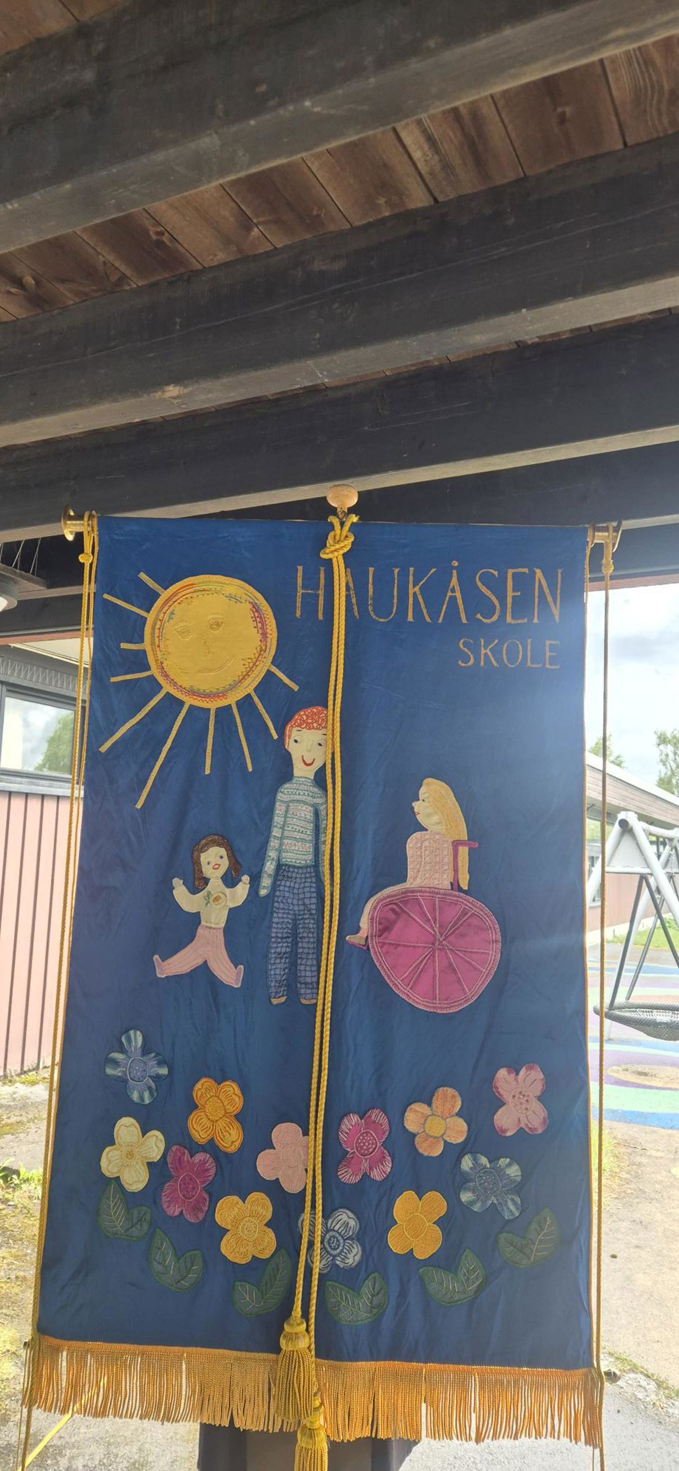 et blått og gult skilt