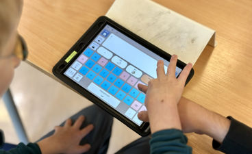 en person som holder et nettbrett