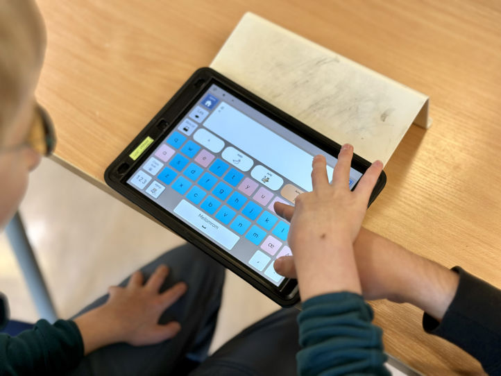 en person som holder et nettbrett