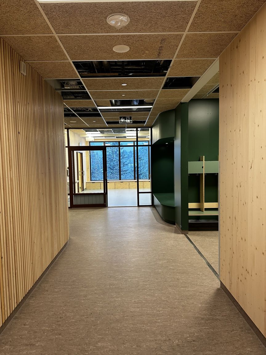 en korridor med dør og vinduer