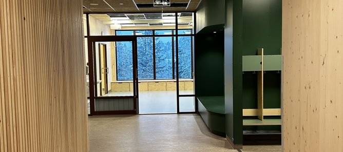 en korridor med dør og vinduer en korridor med dør og vinduer