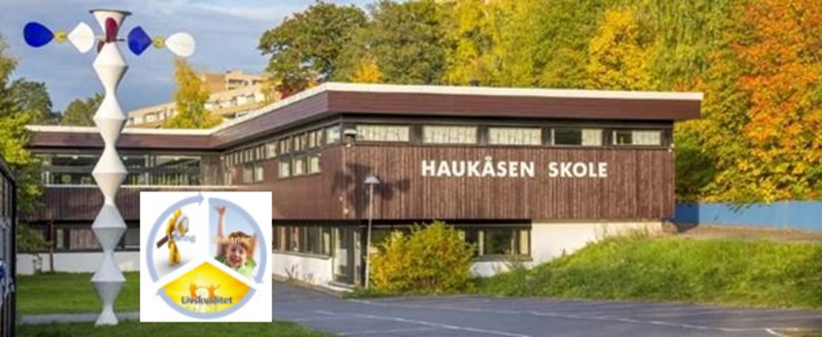 en bygning med et skilt foran seg