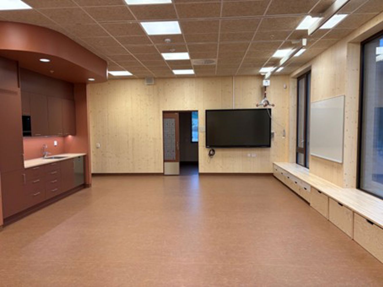 Et rom med TV og skap Et rom med TV og skap