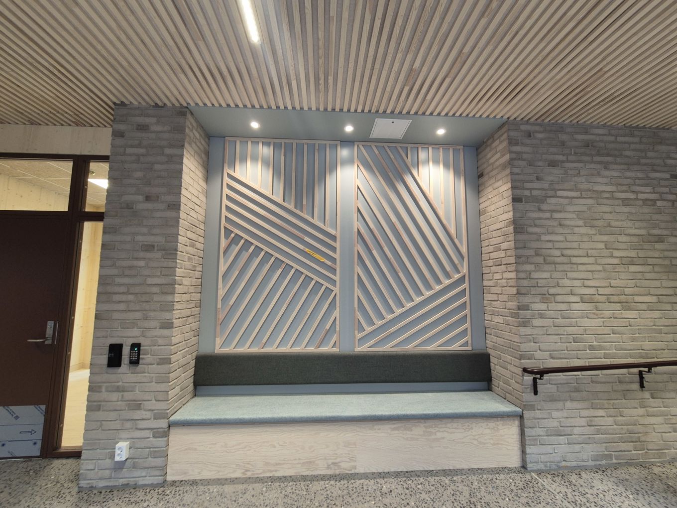 En murbygning med trapp