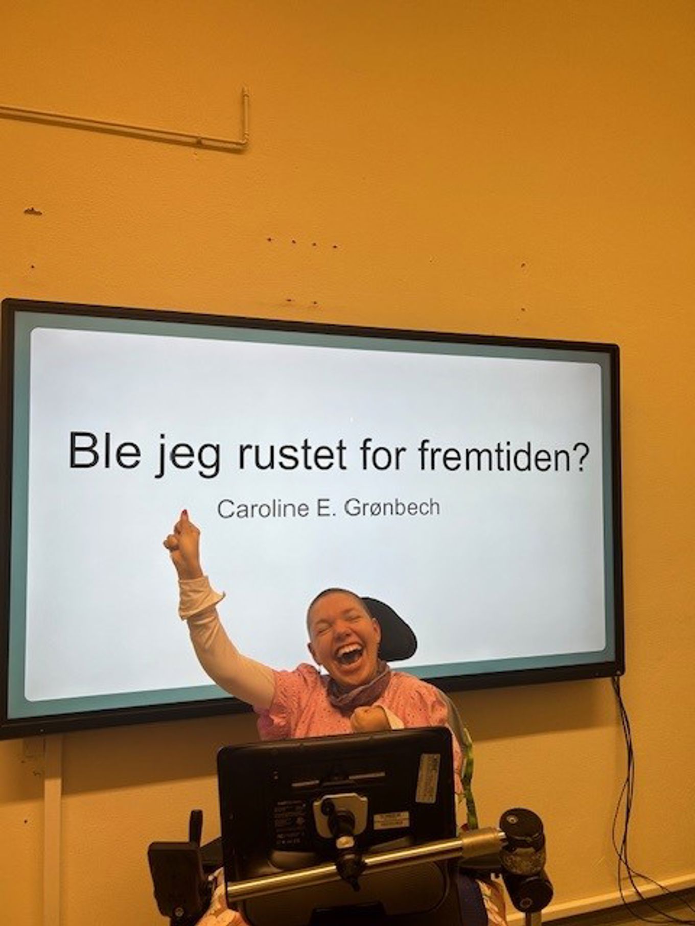 en person som holder en presentasjon en person som holder en presentasjon