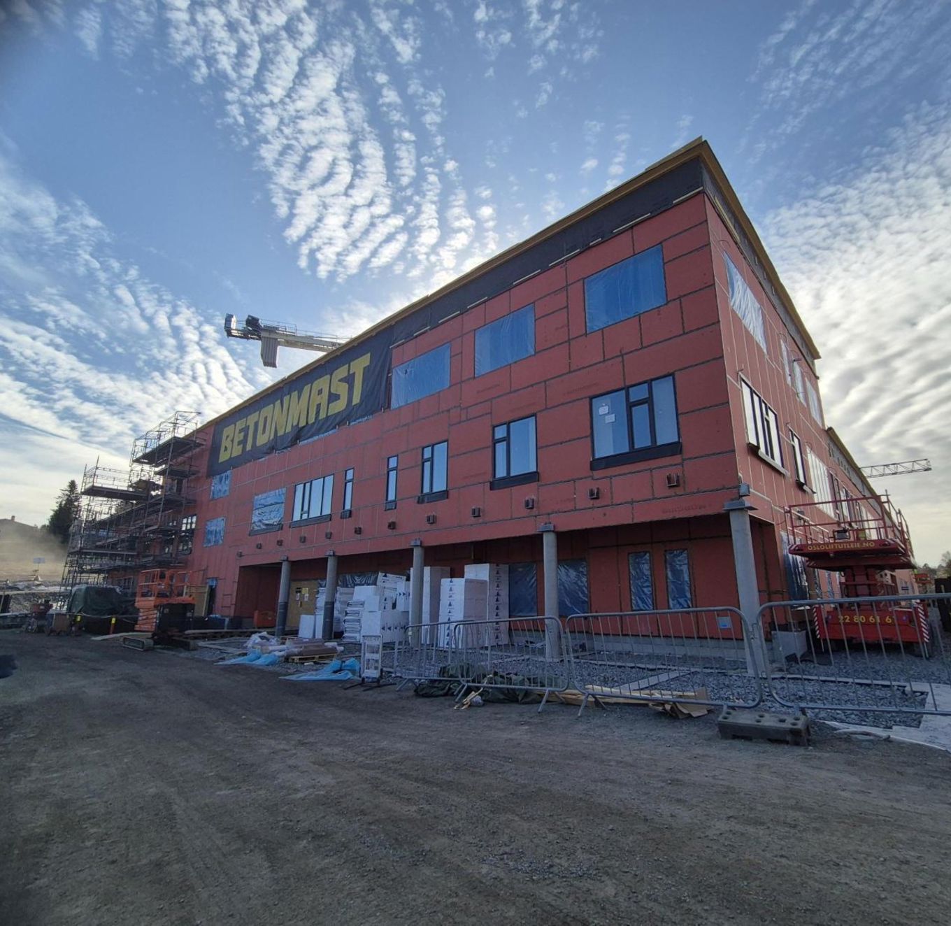 En bygning med rødt og gult eksteriør