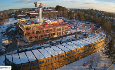 en togstasjon med biler og lastebiler