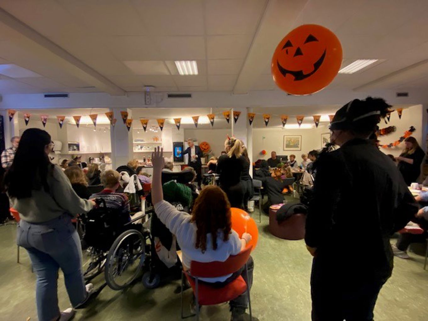 Foto: Haukåsen skole, FAU Elever som koser seg på Halloween-fest