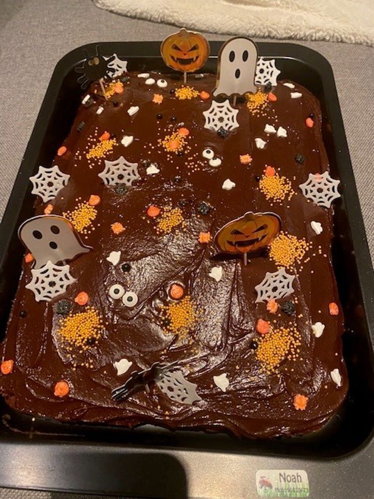 Sjokoladekake med pynt av spøkelser