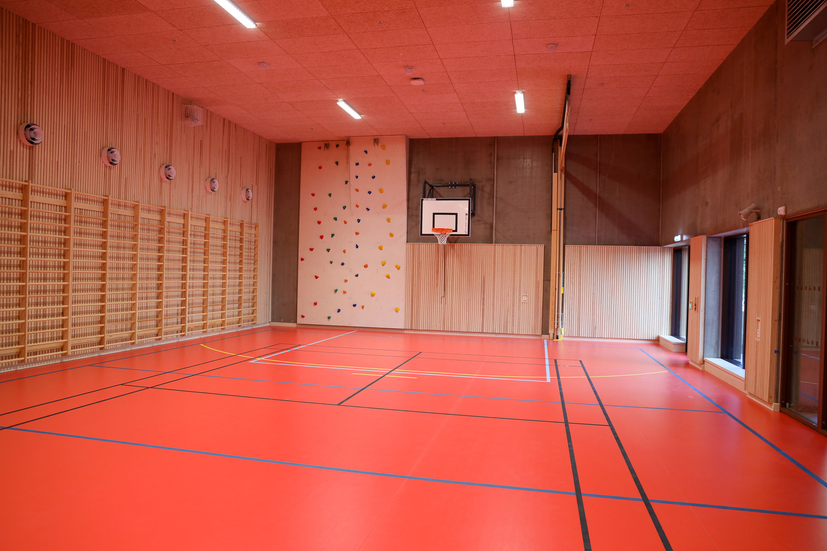 en basketballbane med basketballkurv en basketballbane med basketballkurv