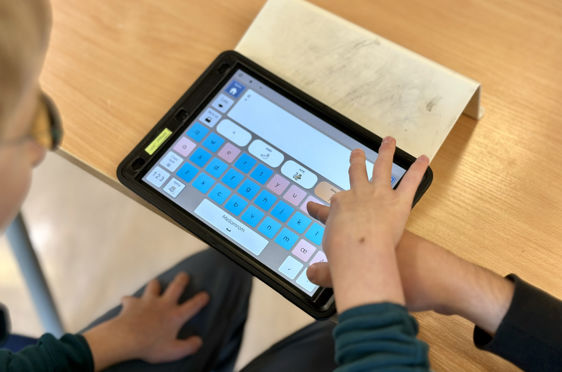 en person som holder et nettbrett