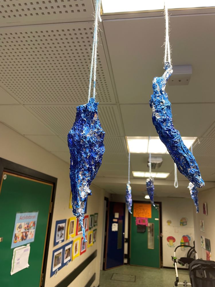 Foto: Haukåsen skole Kunst laget av aluminiumsfolie og blå maling, forestiller isbre