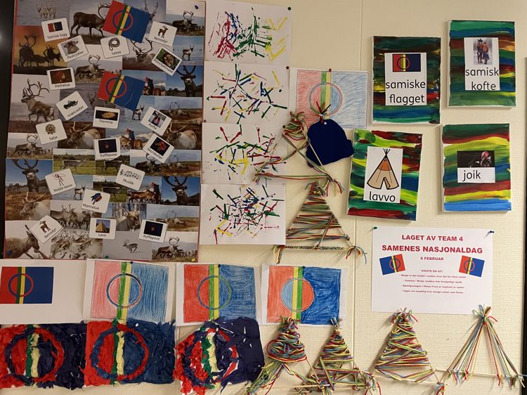Foto: Haukåsen skole Elevkunst laget av tegninger, tre og garn. Flagg, lavvo og samisk kulturuttrykk.
