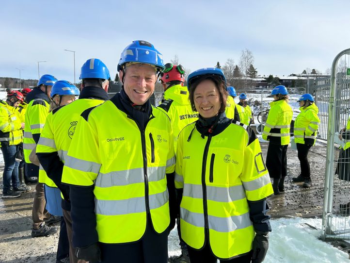 To mennesker med hjelm og gule vester 