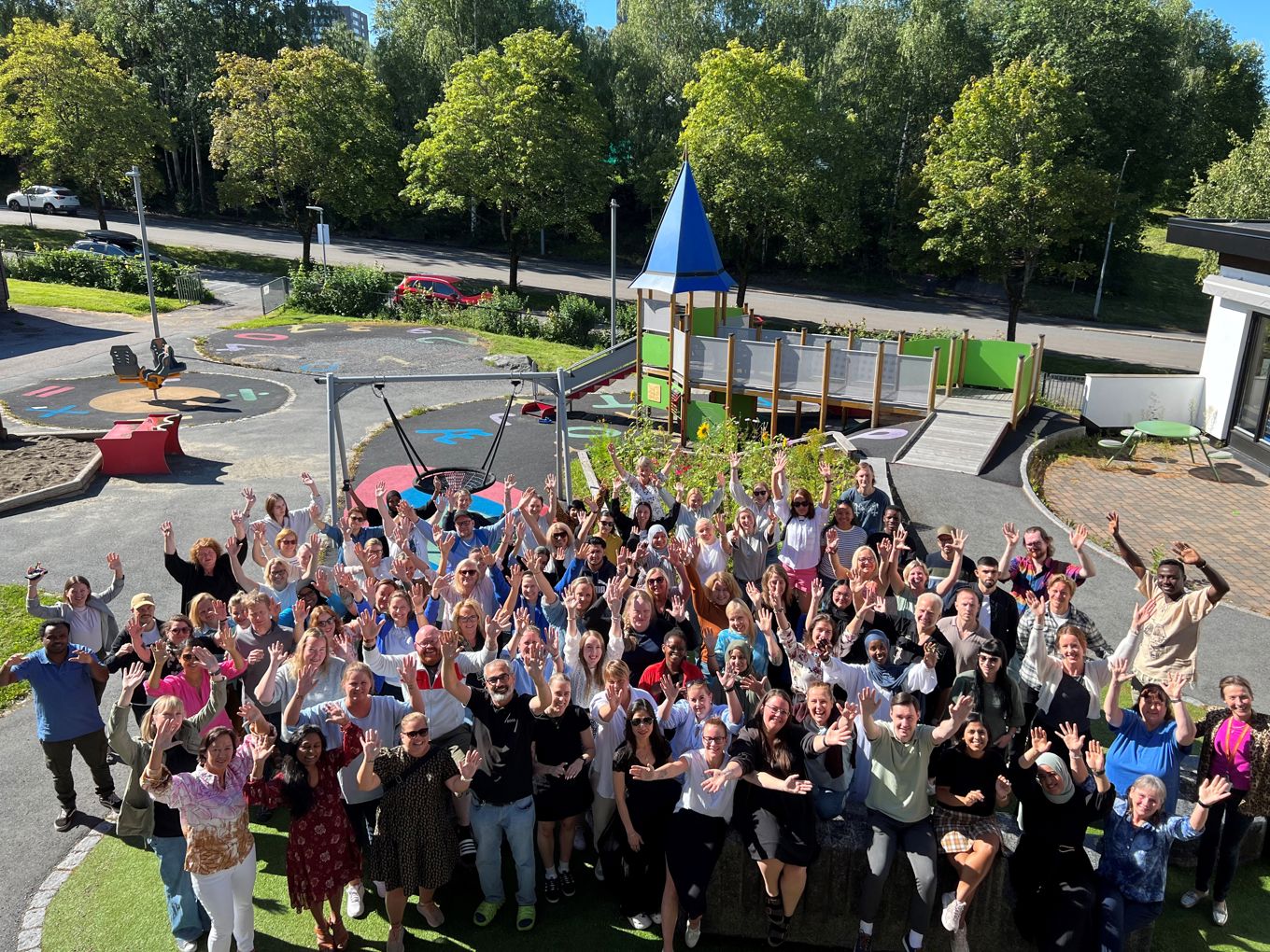 en stor gruppe mennesker som poserer for et bilde - personalet Haukåsen skole 2024-2025