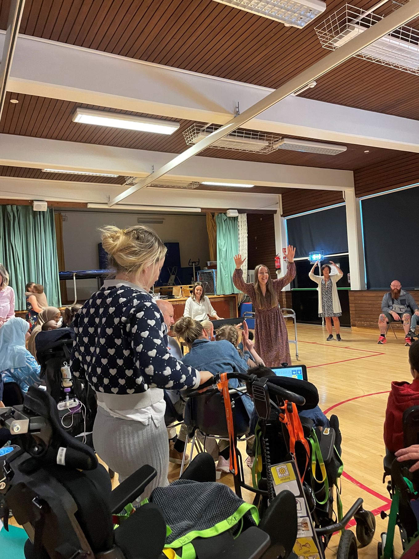 En gruppe mennesker i et rom